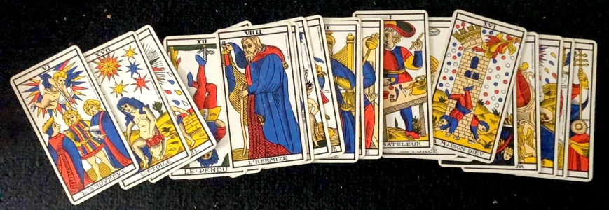 Tarot de Marseille arcanes majeurs mettant en lumière l’utilisation historique des mots et leur charge symbolique.